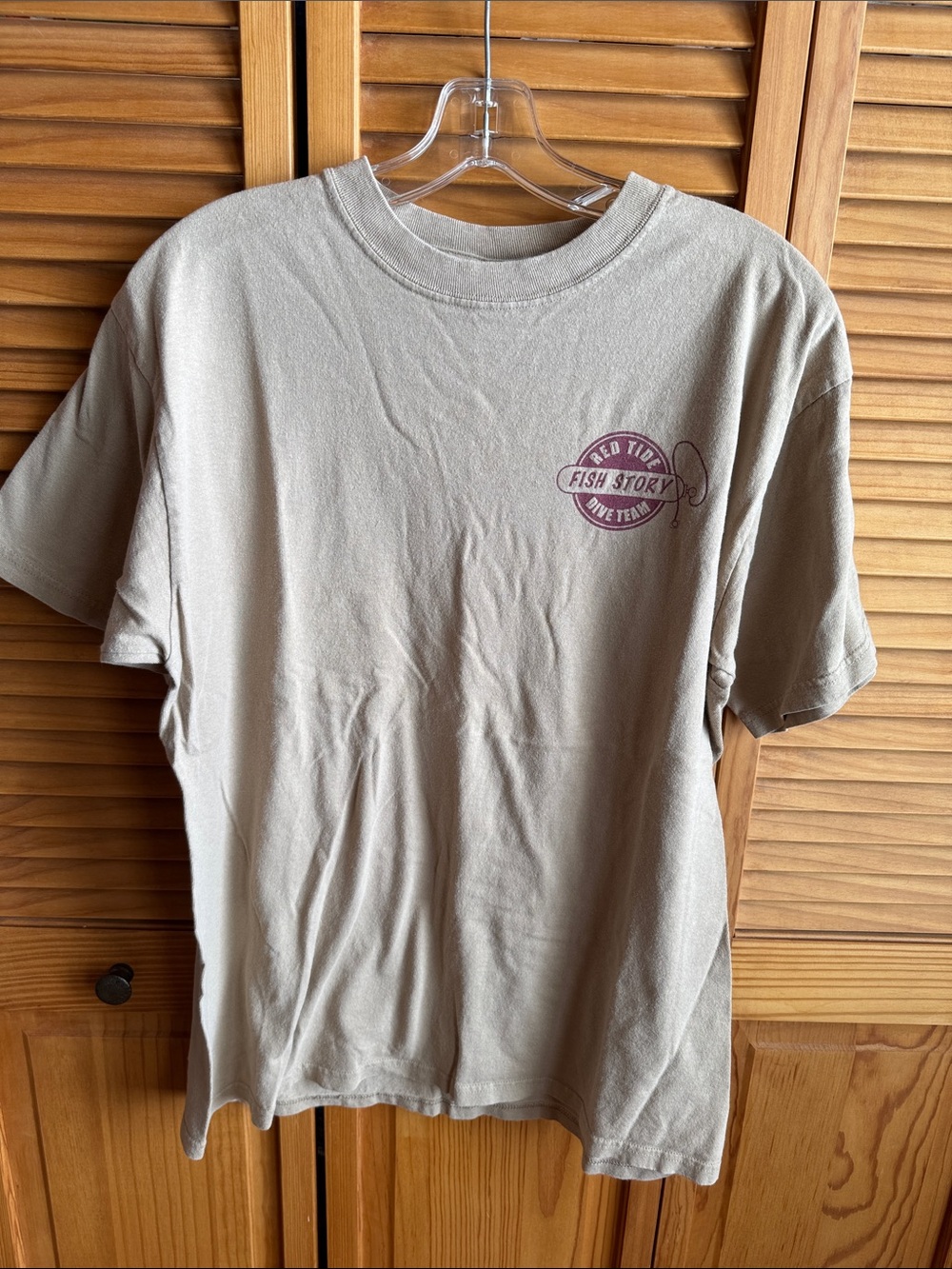 RED TIDE DIVE TEAM Fish Story Khaki Short-Sleeve Tee